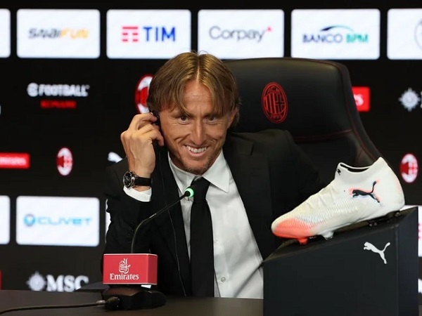 Ratusan Suporter Berkumpul di Club Shop Sambut Kedatangan Luka Modric